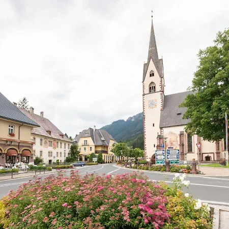 Beautiful Mansion In Mauthen With Garden Ferienhaus